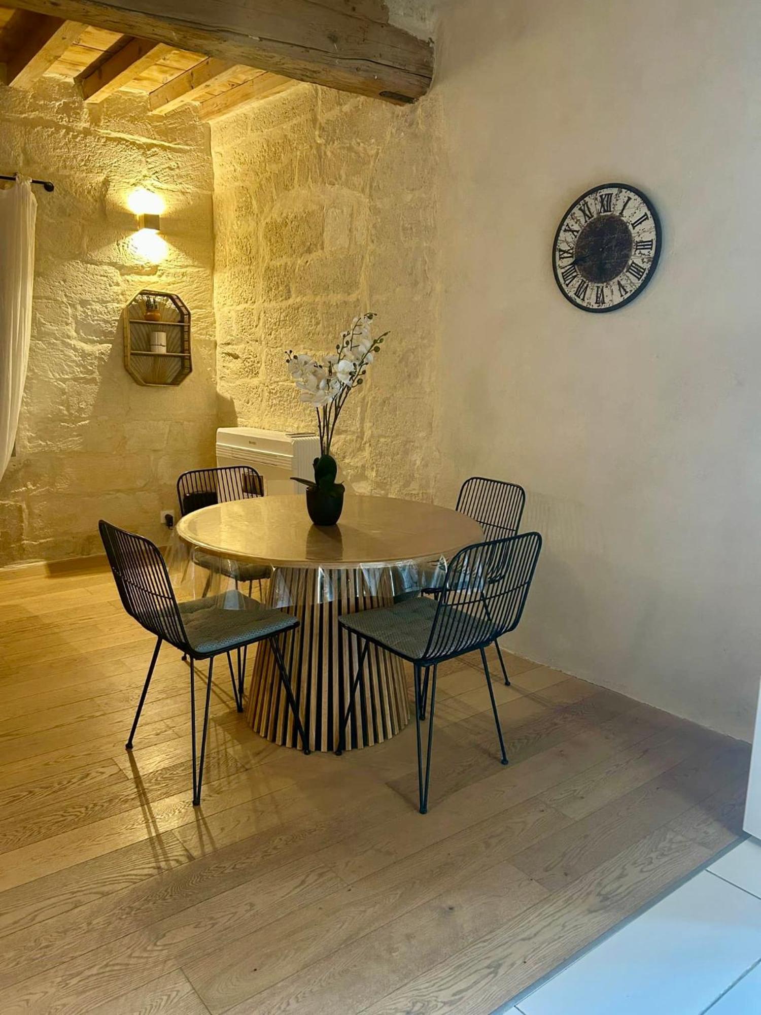 Centre Historique Et Ambiance Pittoresque Villeneuve-les-Avignon Bagian luar foto